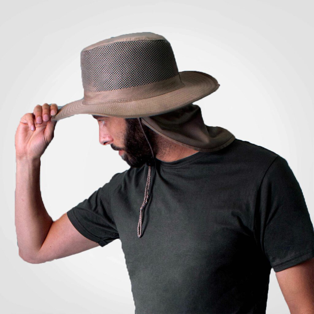 Safari hat with mesh crown, wide brim, and chin cord in dark khaki/olive